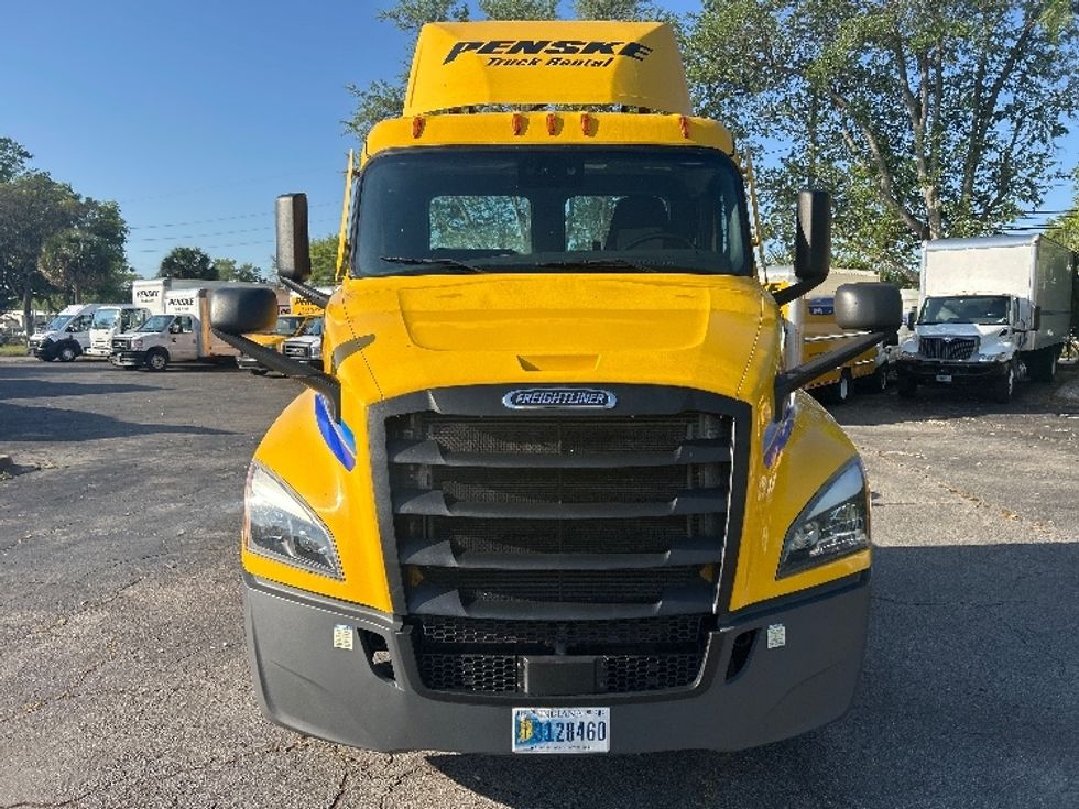 2022 Freightliner Cascadia 126" Day cab photo 2