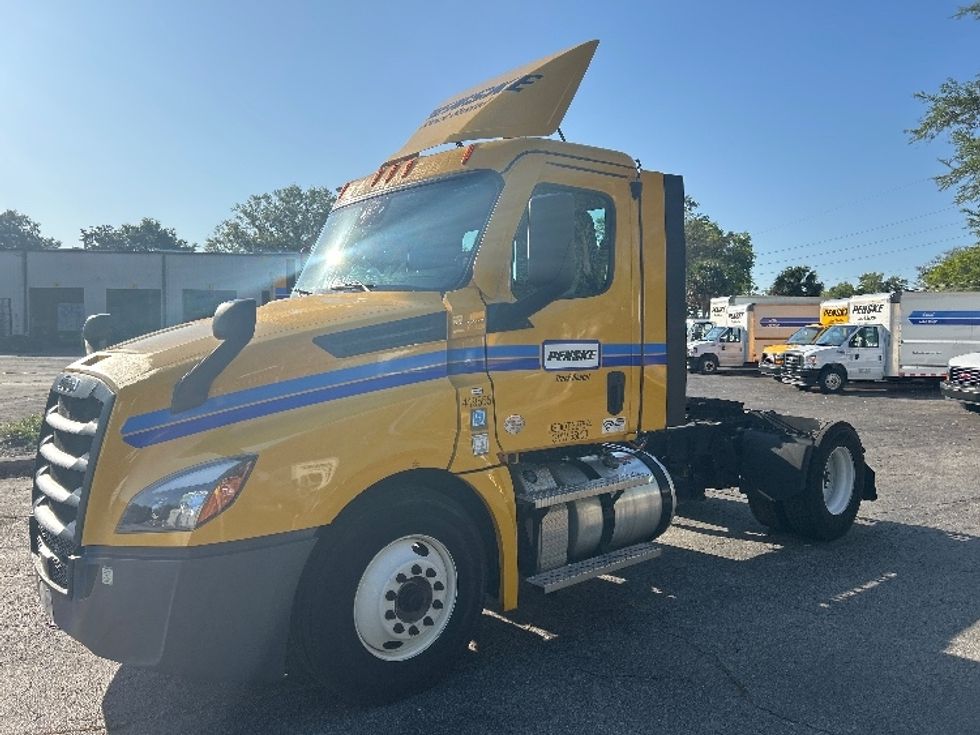 2022 Freightliner Cascadia 126" Day cab photo 3