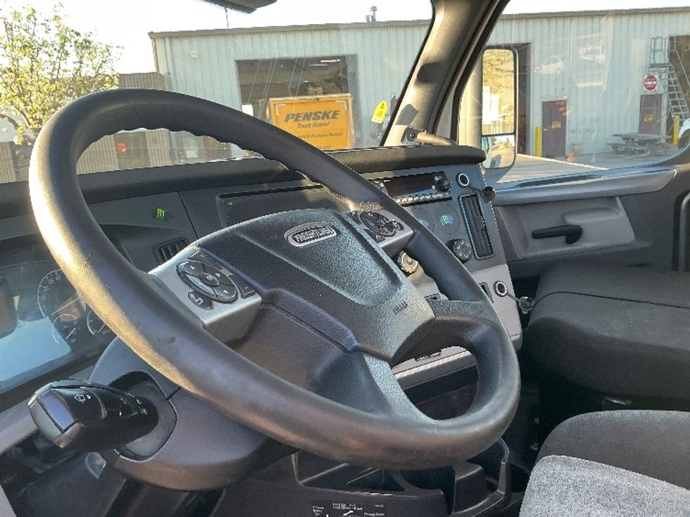 2022 Freightliner Cascadia 126" Day cab photo 10