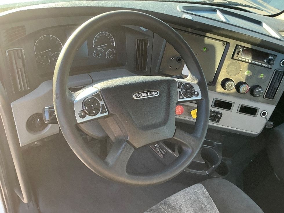 2022 Freightliner Cascadia 126" Day cab photo 11