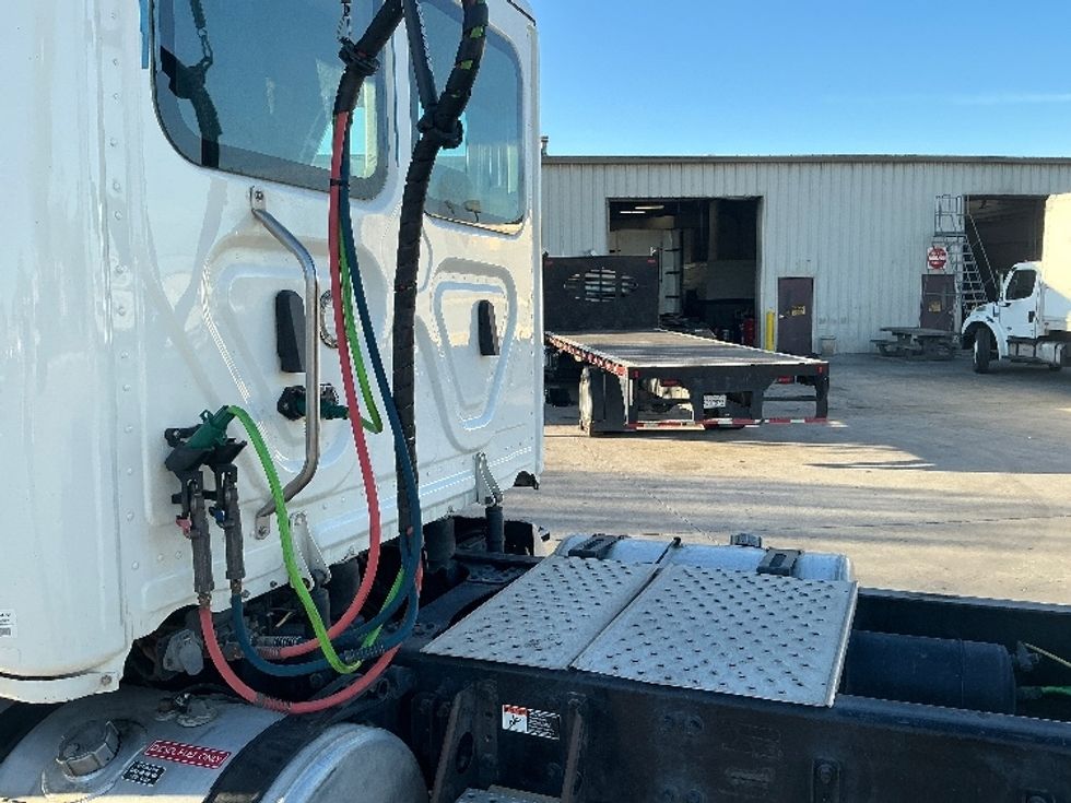 2022 Freightliner Cascadia 126" Day cab photo 17
