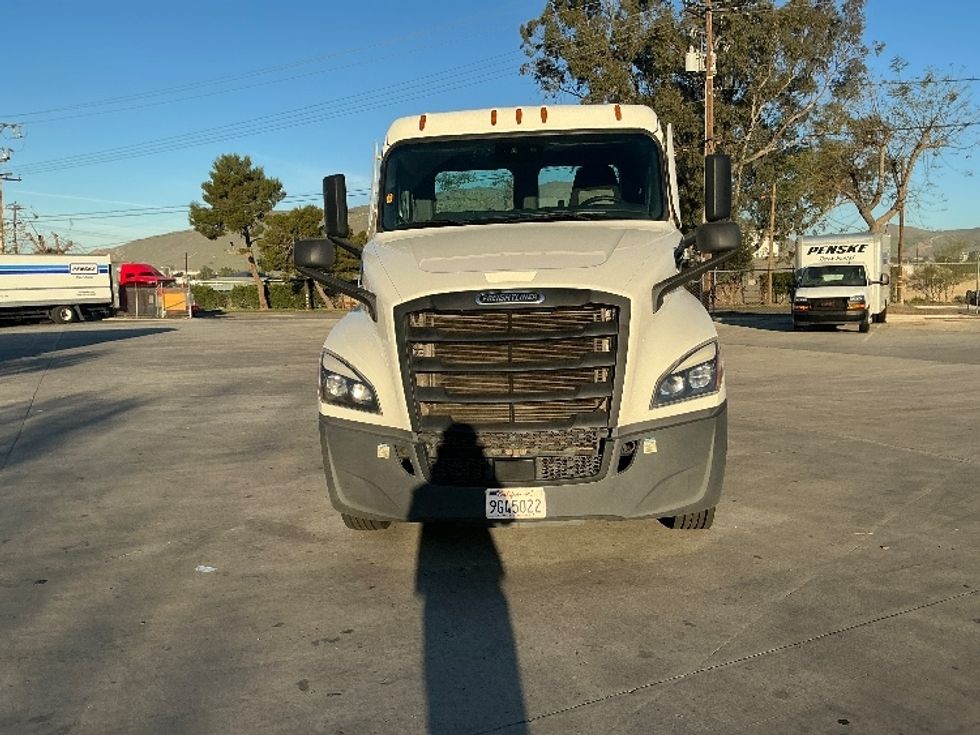 2022 Freightliner Cascadia 126" Day cab photo 2