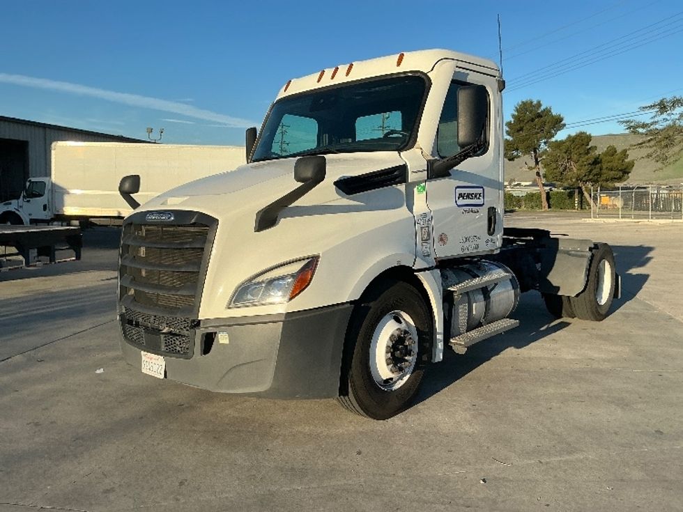 2022 Freightliner Cascadia 126" Day cab photo 3