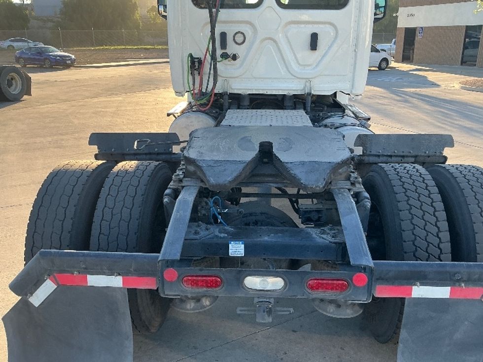2022 Freightliner Cascadia 126" Day cab photo 6