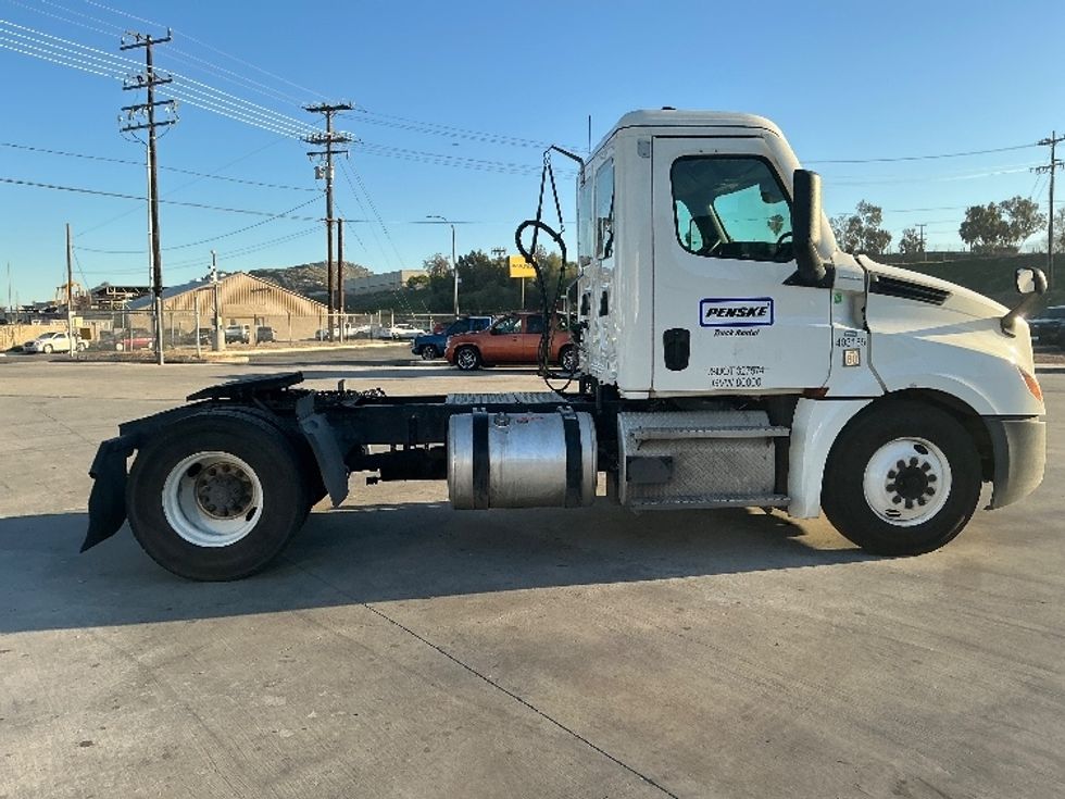2022 Freightliner Cascadia 126" Day cab photo 8