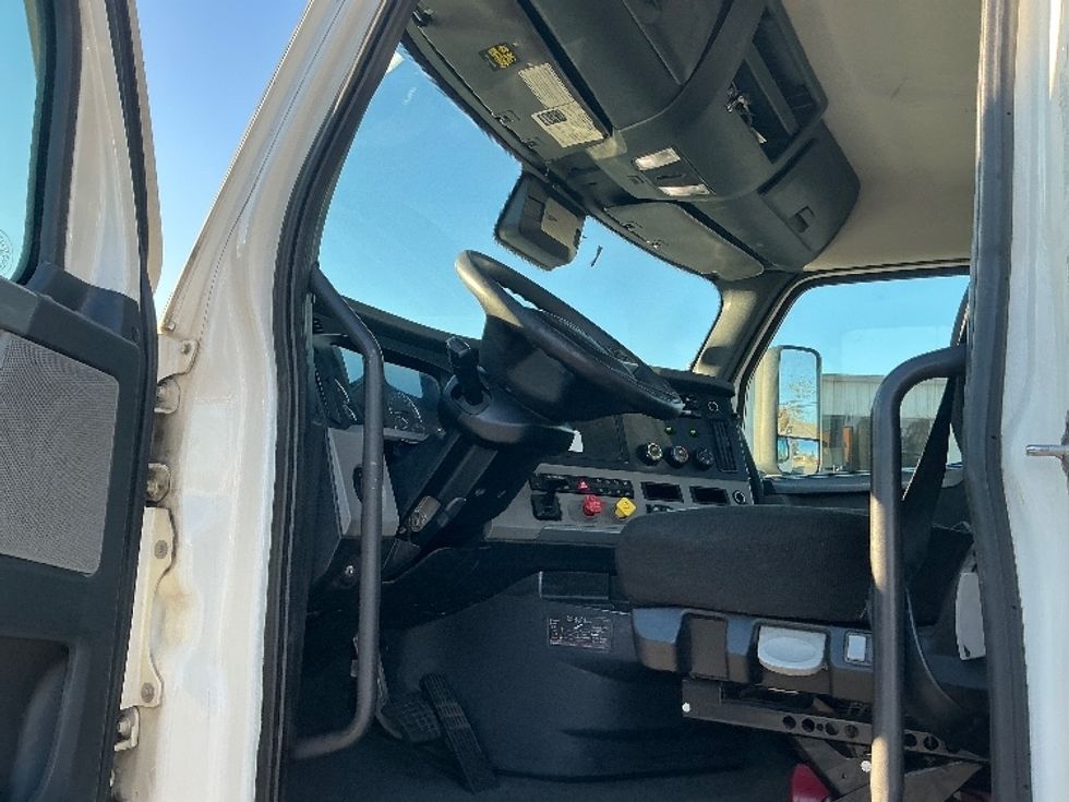 2022 Freightliner Cascadia 126" Day cab photo 9