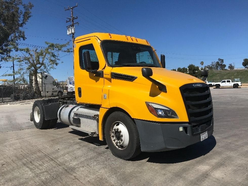 Day Cab Tractor-Heavy Duty Tractors-Freightliner-2022-T12642ST-Jurupa Valley-CA-302,833\n\t\tmiles-$ 79,500 - Image 1