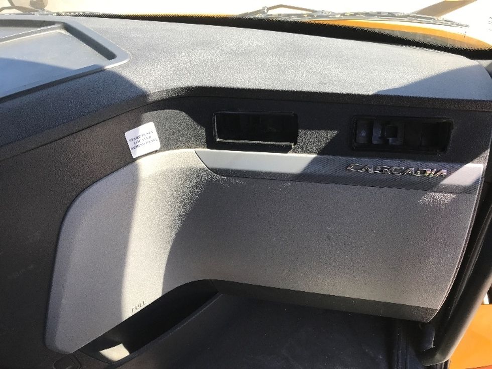 Day Cab Tractor-Heavy Duty Tractors-Freightliner-2022-T12642ST-Jurupa Valley-CA-302,833\n\t\tmiles-$ 79,500 - Image 13