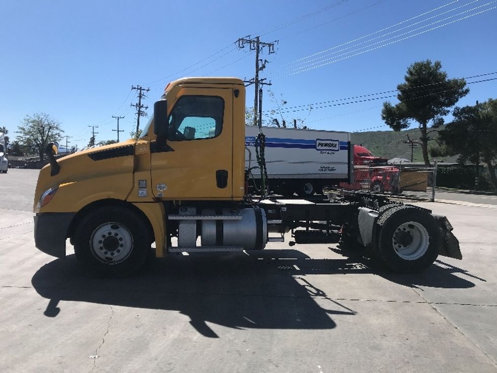Day Cab Tractor-Heavy Duty Tractors-Freightliner-2022-T12642ST-Jurupa Valley-CA-302,833\n\t\tmiles-$ 79,500 - Image 4