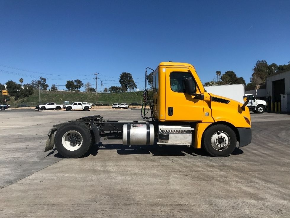 Day Cab Tractor-Heavy Duty Tractors-Freightliner-2022-T12642ST-Jurupa Valley-CA-302,833\n\t\tmiles-$ 79,500 - Image 8