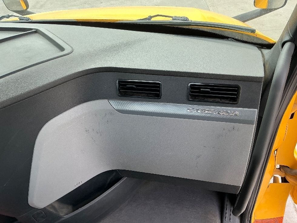 Day Cab Tractor-Heavy Duty Tractors-Freightliner-2022-T12642ST-Jurupa Valley-CA-343,880\n\t\tmiles-$ 75,500 - Image 13