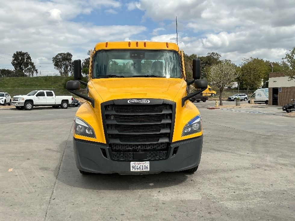 Day Cab Tractor-Heavy Duty Tractors-Freightliner-2022-T12642ST-Jurupa Valley-CA-343,880\n\t\tmiles-$ 75,500 - Image 2