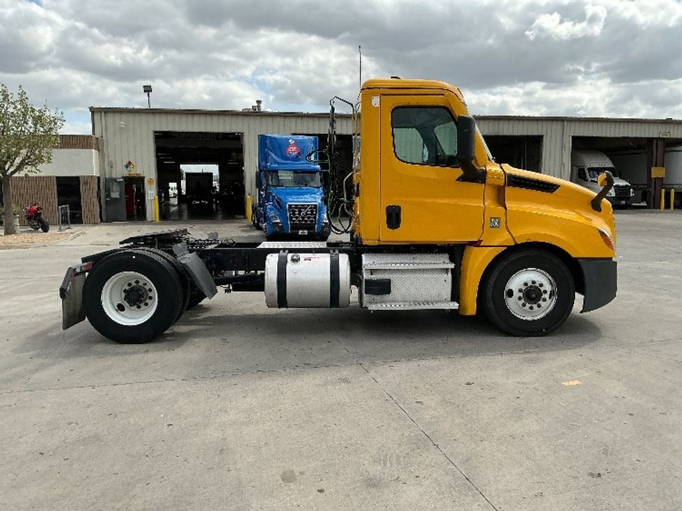 Day Cab Tractor-Heavy Duty Tractors-Freightliner-2022-T12642ST-Jurupa Valley-CA-343,880\n\t\tmiles-$ 75,500 - Image 8