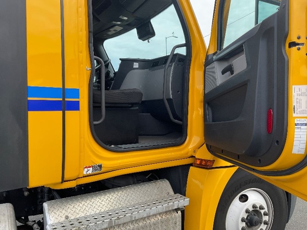 Day Cab Tractor-Heavy Duty Tractors-Freightliner-2022-T12642ST-Kent-WA-200,203\n\t\tmiles-$ 70,500 - Image 12