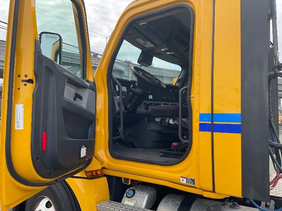 Day Cab Tractor-Heavy Duty Tractors-Freightliner-2022-T12642ST-Kent-WA-200,203\n\t\tmiles-$ 70,500 - Image 9