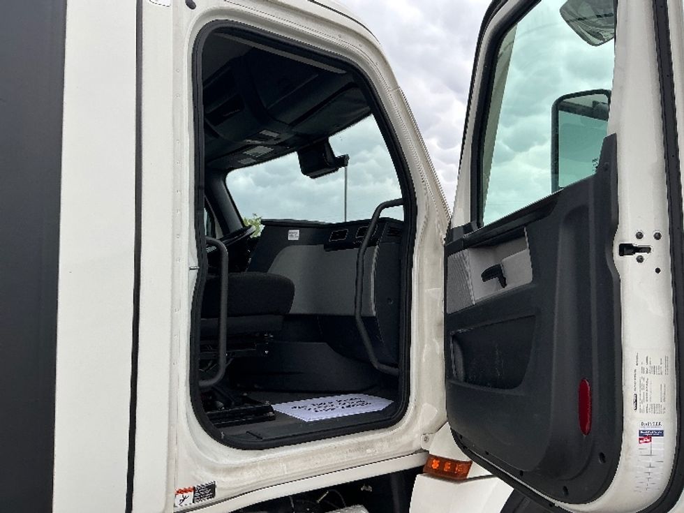 Day Cab Tractor-Heavy Duty Tractors-Freightliner-2022-T12642ST-La Porte-IN-369,943\n\t\tmiles-$ 59,750 - Image 12