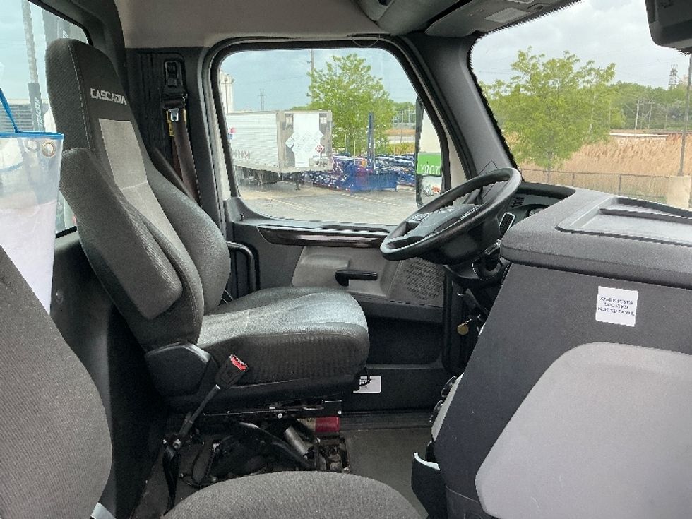 Day Cab Tractor-Heavy Duty Tractors-Freightliner-2022-T12642ST-La Porte-IN-369,943\n\t\tmiles-$ 59,750 - Image 14