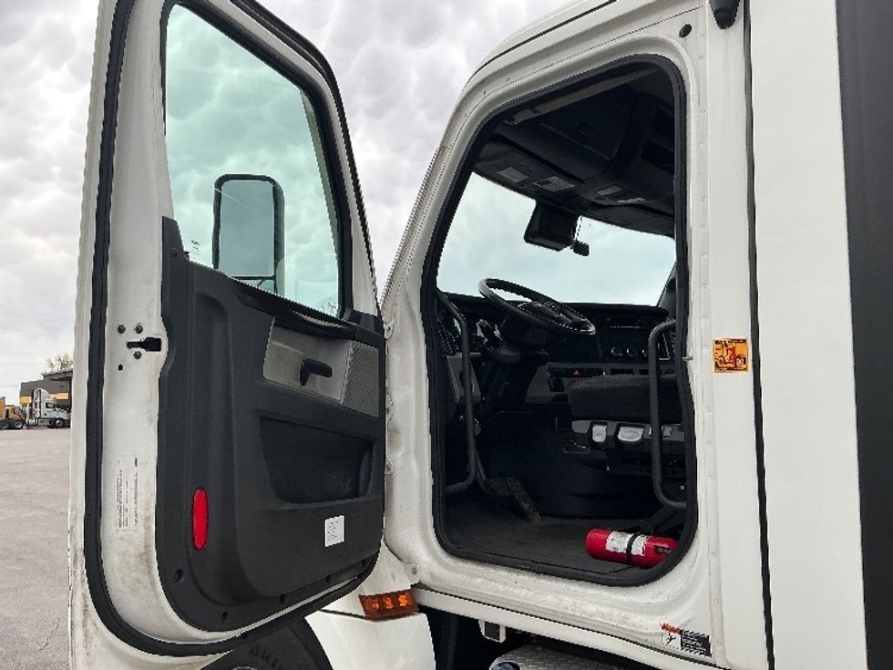 Day Cab Tractor-Heavy Duty Tractors-Freightliner-2022-T12642ST-La Porte-IN-369,943\n\t\tmiles-$ 59,750 - Image 9