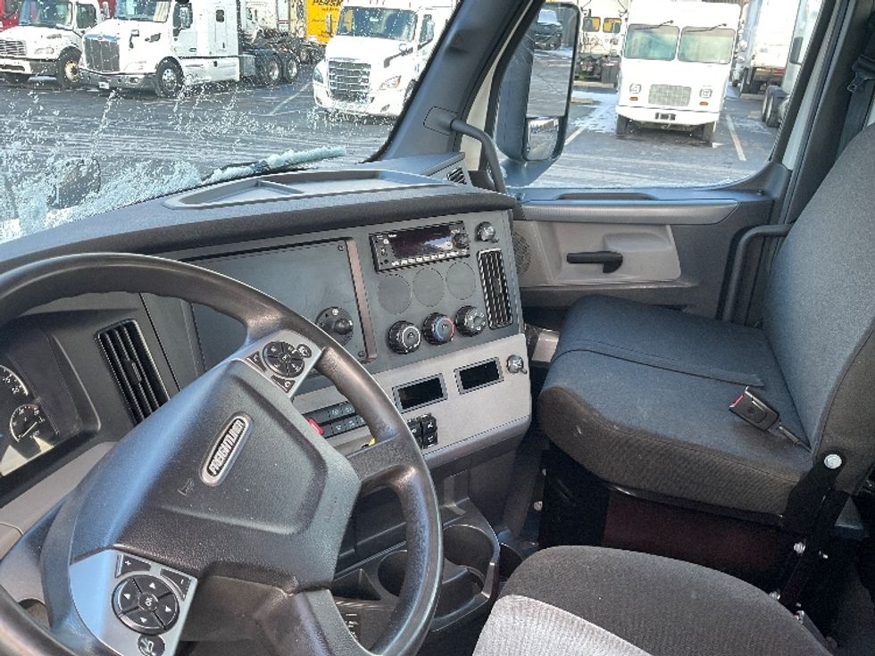 Day Cab Tractor-Heavy Duty Tractors-Freightliner-2022-T12642ST-Middlefield-OH-494,590\n\t\tmiles-$ 45,250 - Image 10