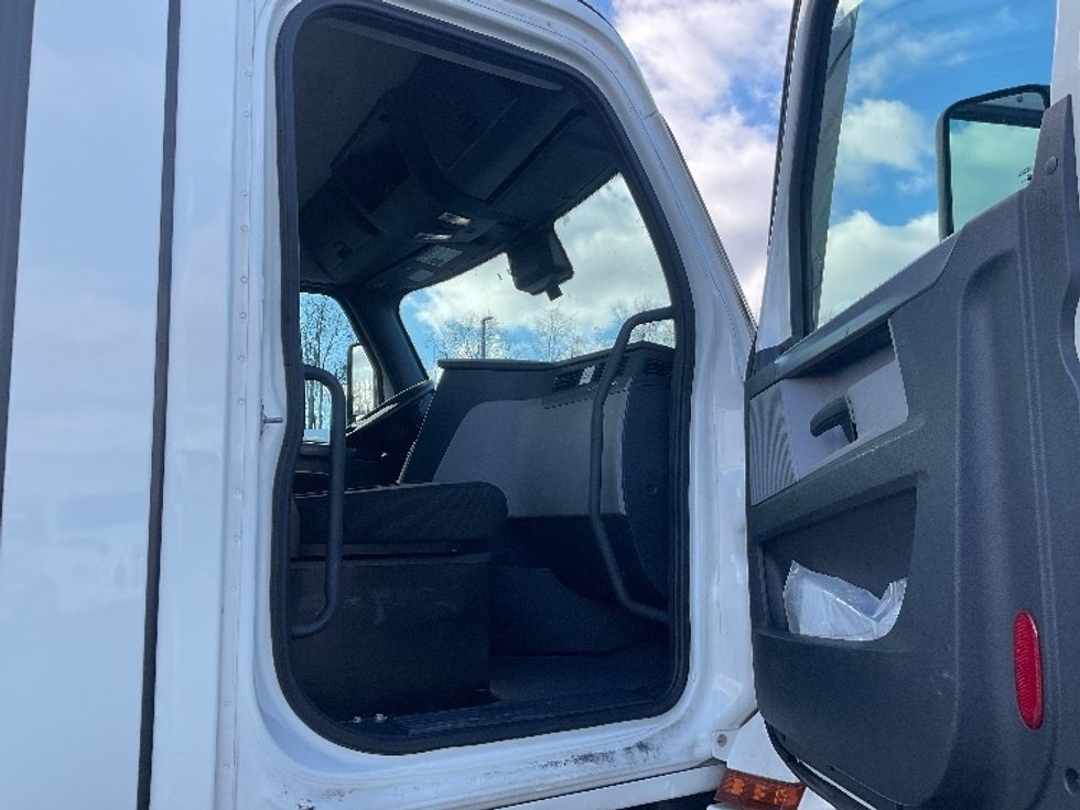 Day Cab Tractor-Heavy Duty Tractors-Freightliner-2022-T12642ST-Middlefield-OH-494,590\n\t\tmiles-$ 45,250 - Image 12