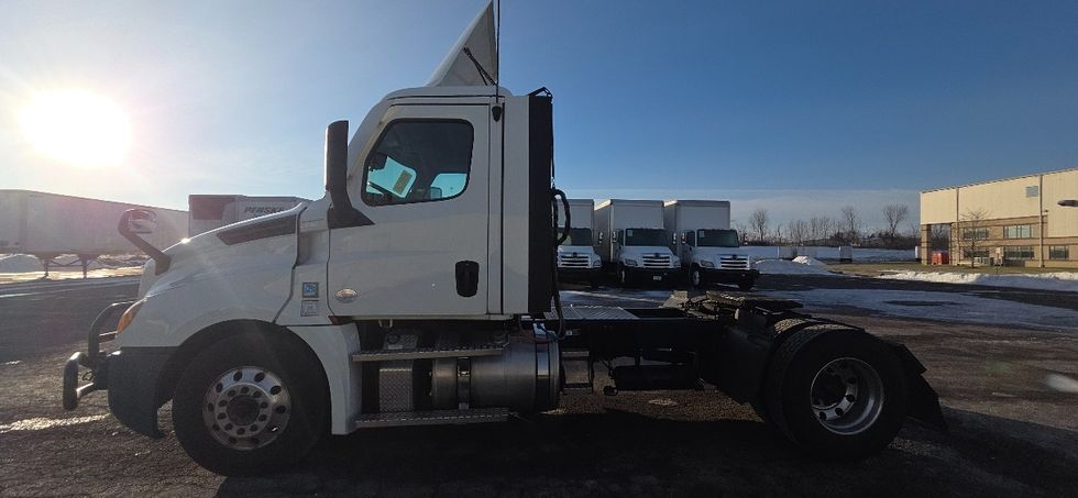 Day Cab Tractor-Heavy Duty Tractors-Freightliner-2022-T12642ST-Middlefield-OH-494,590\n\t\tmiles-$ 45,250 - Image 4