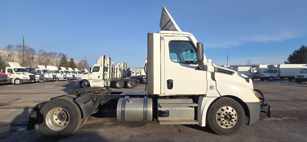 Day Cab Tractor-Heavy Duty Tractors-Freightliner-2022-T12642ST-Middlefield-OH-494,590\n\t\tmiles-$ 45,250 - Image 8