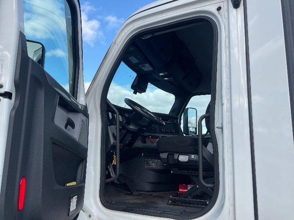 Day Cab Tractor-Heavy Duty Tractors-Freightliner-2022-T12642ST-Middlefield-OH-494,590\n\t\tmiles-$ 45,250 - Image 9
