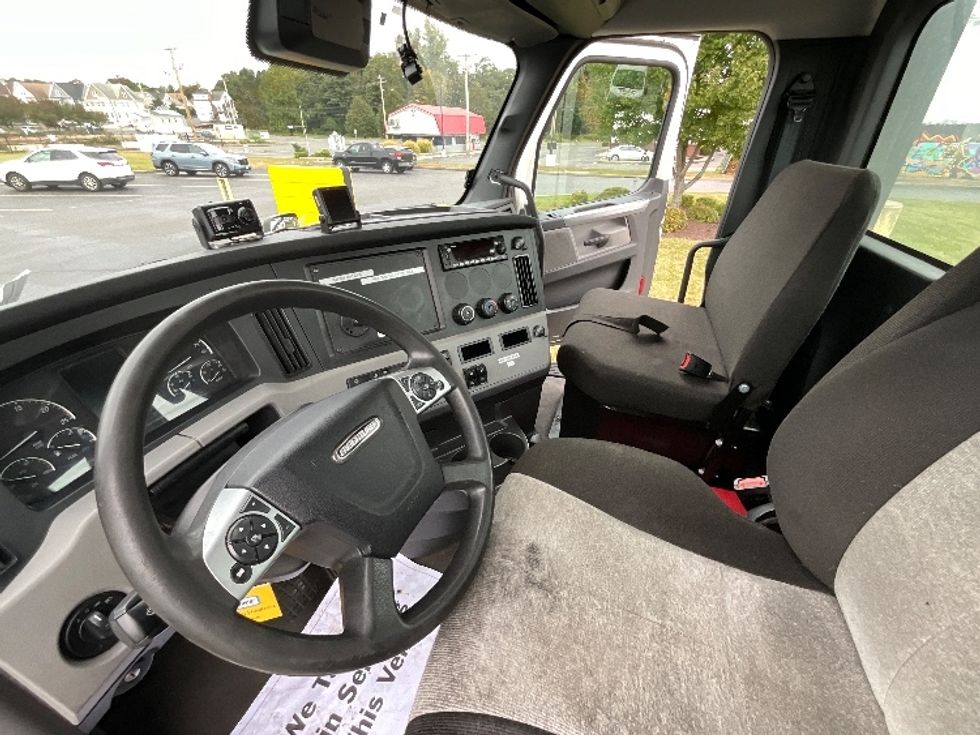 2022 Freightliner Cascadia 126" Day cab photo 10