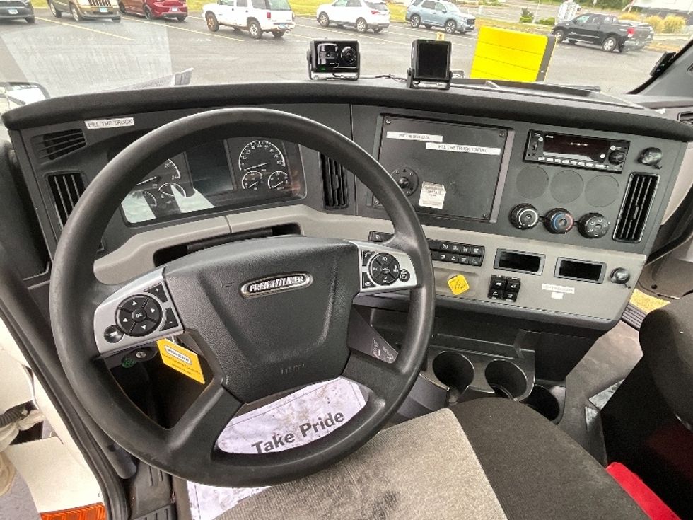 2022 Freightliner Cascadia 126" Day cab photo 11