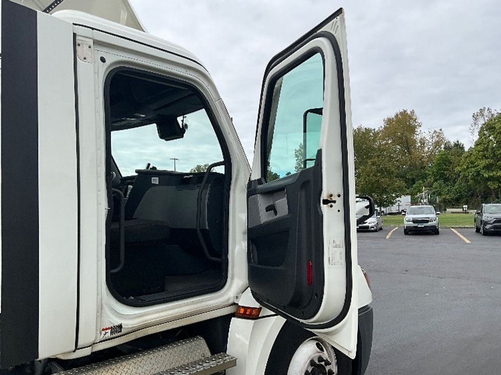 2022 Freightliner Cascadia 126" Day cab photo 12