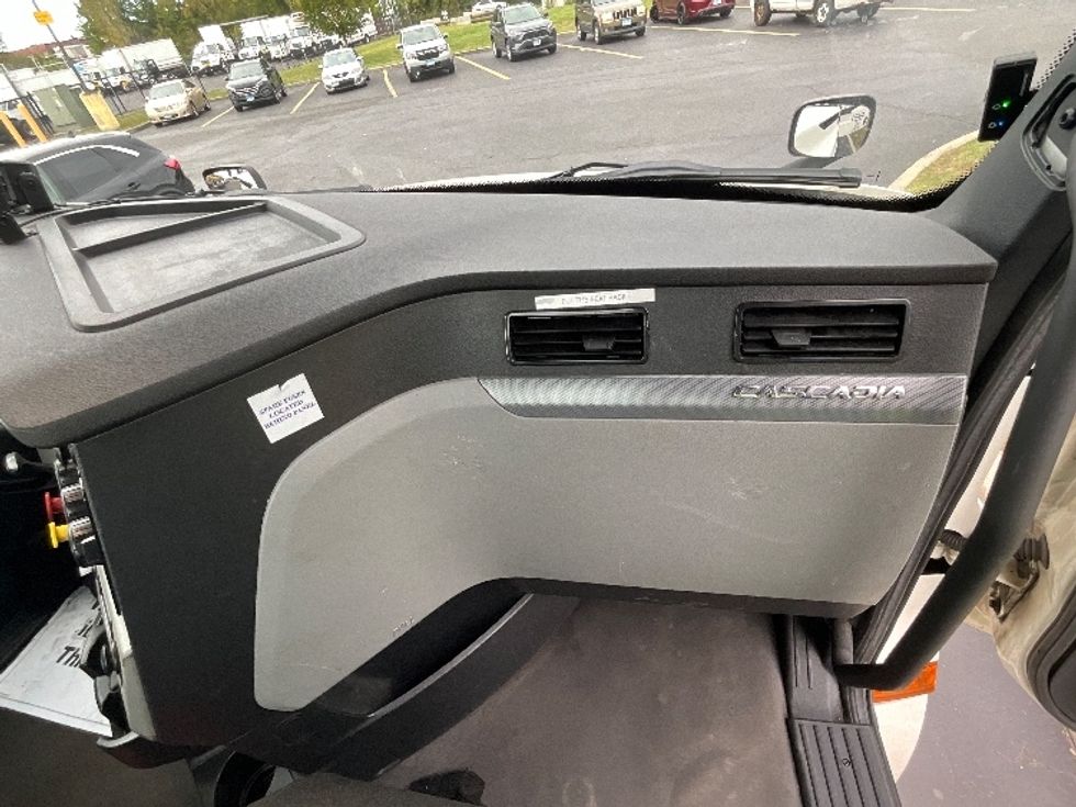 2022 Freightliner Cascadia 126" Day cab photo 13