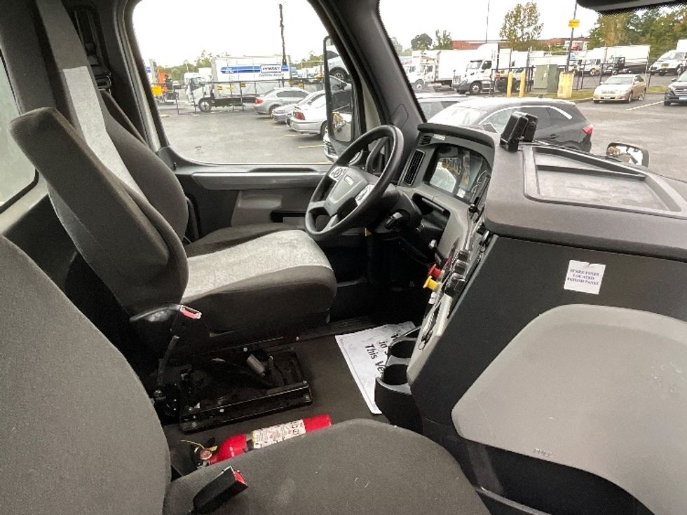 2022 Freightliner Cascadia 126" Day cab photo 14