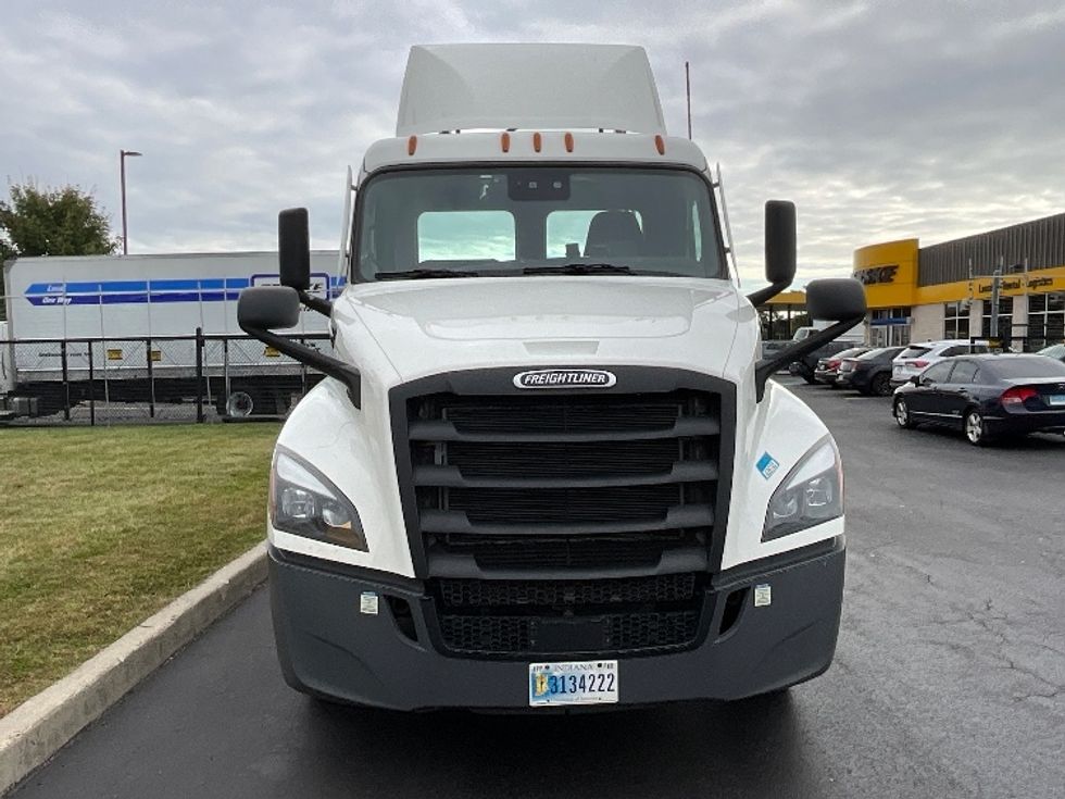 2022 Freightliner Cascadia 126" Day cab photo 2