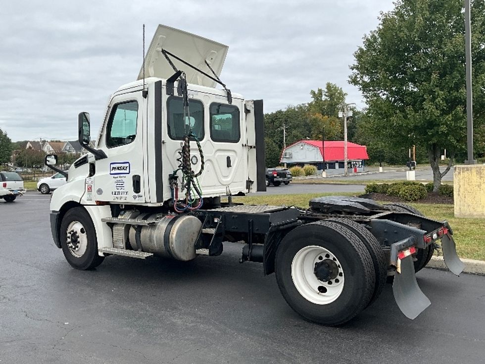 2022 Freightliner Cascadia 126" Day cab photo 5