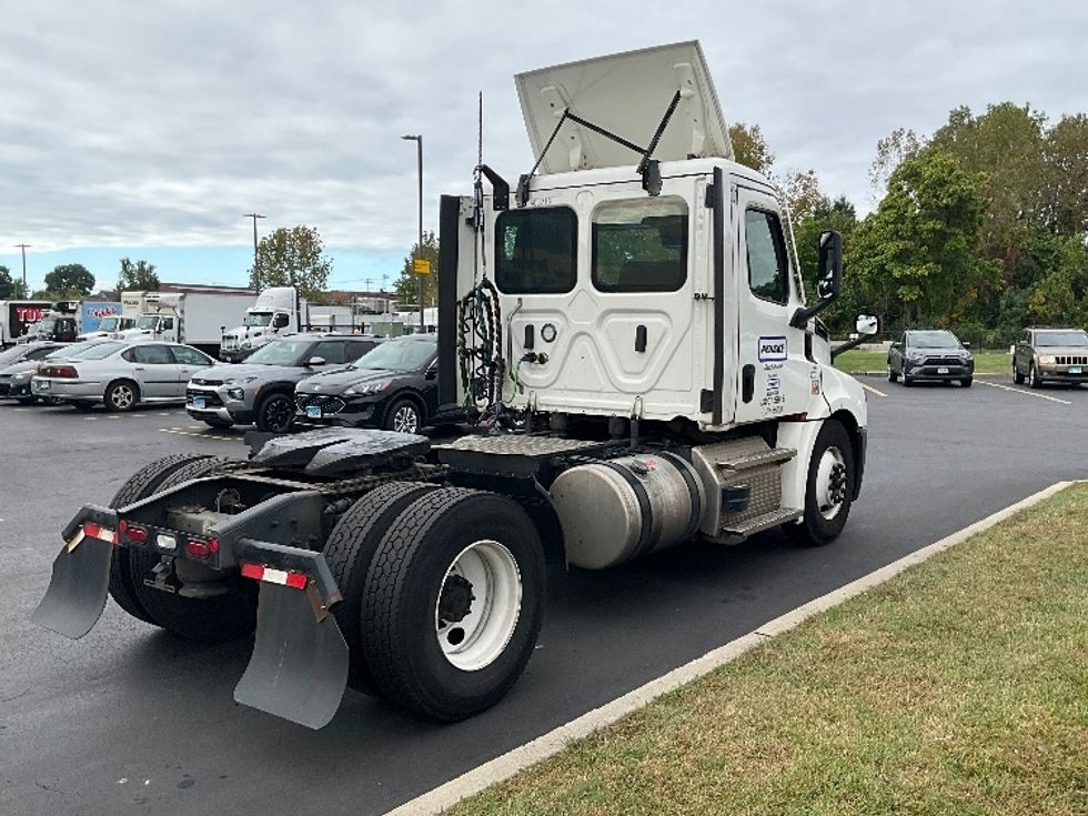 2022 Freightliner Cascadia 126" Day cab photo 7