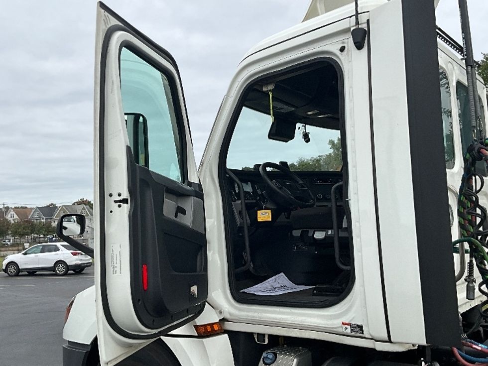 2022 Freightliner Cascadia 126" Day cab photo 9