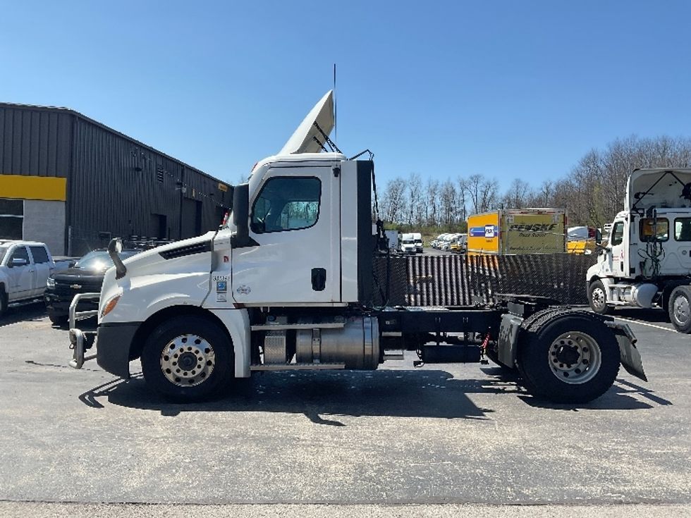 Day Cab Tractor-Heavy Duty Tractors-Freightliner-2022-T12642ST-Morgantown-WV-451,856\n\t\tmiles-$ 50,250 - Image 4