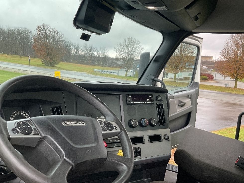 Day Cab Tractor-Heavy Duty Tractors-Freightliner-2022-T12642ST-Mount Pleasant-PA-435,281\n\t\tmiles-$ 49,000 - Image 10