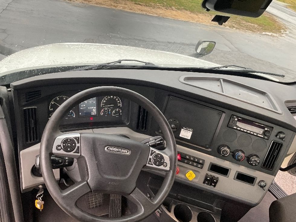Day Cab Tractor-Heavy Duty Tractors-Freightliner-2022-T12642ST-Mount Pleasant-PA-435,281\n\t\tmiles-$ 49,000 - Image 11