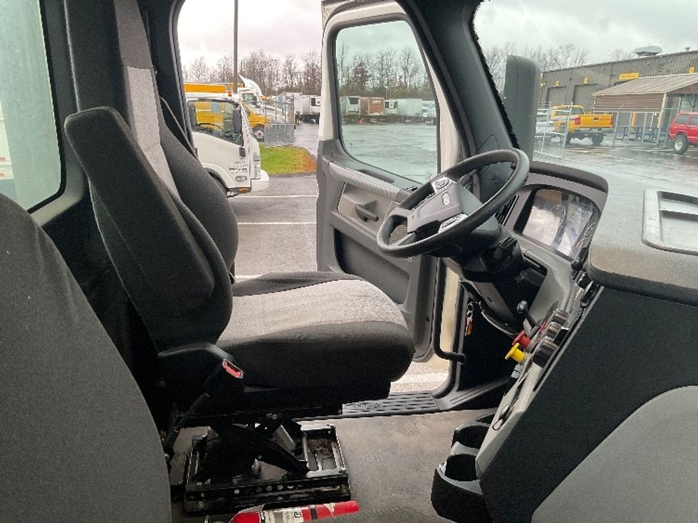 Day Cab Tractor-Heavy Duty Tractors-Freightliner-2022-T12642ST-Mount Pleasant-PA-435,281\n\t\tmiles-$ 49,000 - Image 14