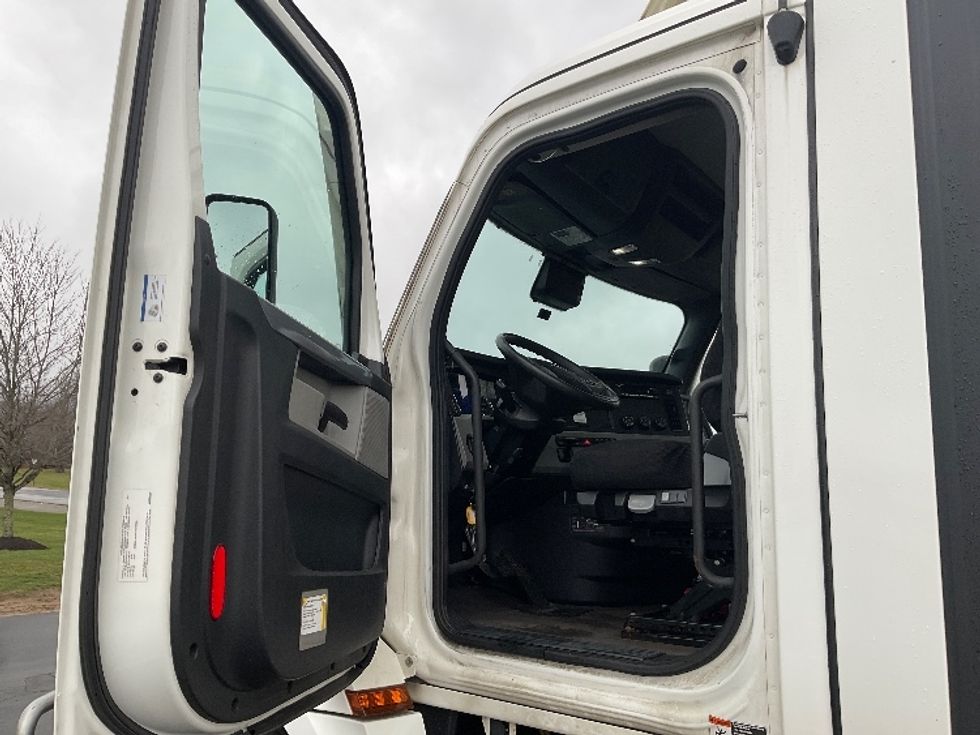 Day Cab Tractor-Heavy Duty Tractors-Freightliner-2022-T12642ST-Mount Pleasant-PA-435,281\n\t\tmiles-$ 49,000 - Image 9