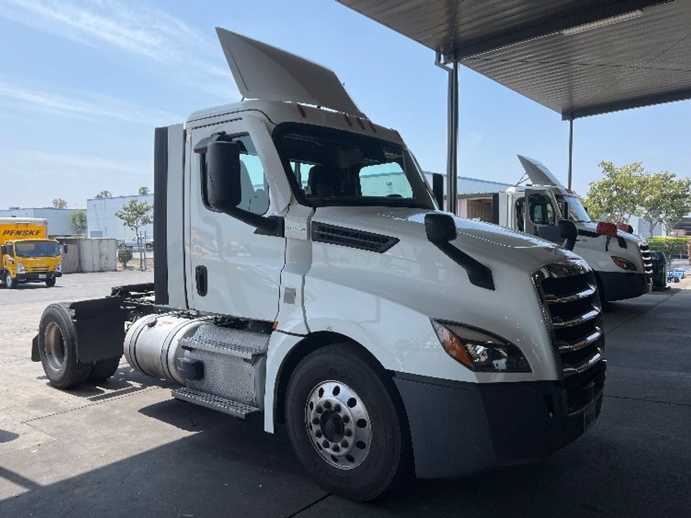 Day Cab Tractor-Heavy Duty Tractors-Freightliner-2022-T12642ST-Ontario-CA-558,752\n\t\tmiles-$ 58,500 - Image 1