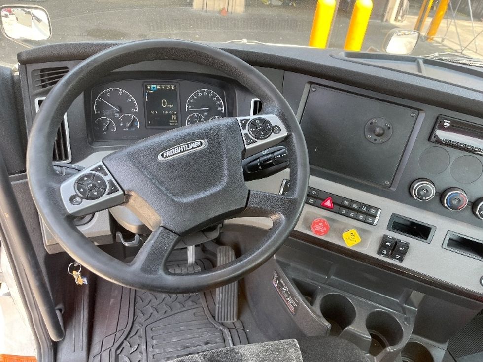 Day Cab Tractor-Heavy Duty Tractors-Freightliner-2022-T12642ST-Ontario-CA-558,752\n\t\tmiles-$ 58,500 - Image 10