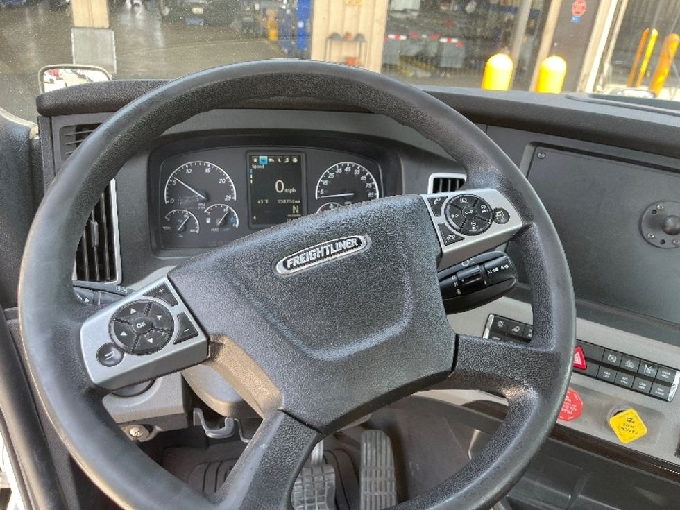 Day Cab Tractor-Heavy Duty Tractors-Freightliner-2022-T12642ST-Ontario-CA-558,752\n\t\tmiles-$ 58,500 - Image 11