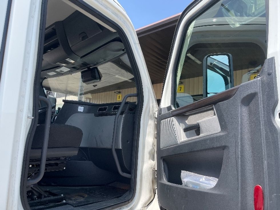 Day Cab Tractor-Heavy Duty Tractors-Freightliner-2022-T12642ST-Ontario-CA-558,752\n\t\tmiles-$ 58,500 - Image 12