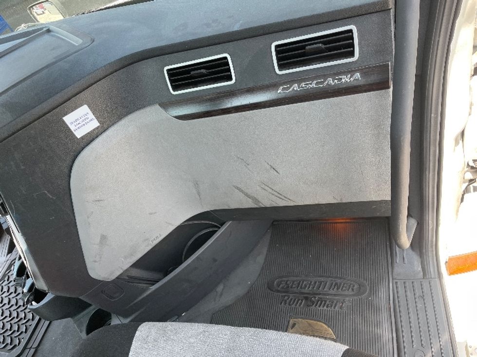 Day Cab Tractor-Heavy Duty Tractors-Freightliner-2022-T12642ST-Ontario-CA-558,752\n\t\tmiles-$ 58,500 - Image 13