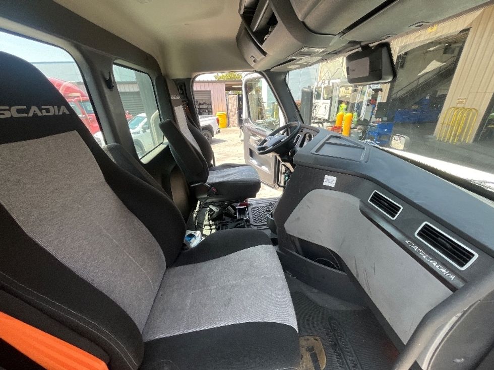 Day Cab Tractor-Heavy Duty Tractors-Freightliner-2022-T12642ST-Ontario-CA-558,752\n\t\tmiles-$ 58,500 - Image 14