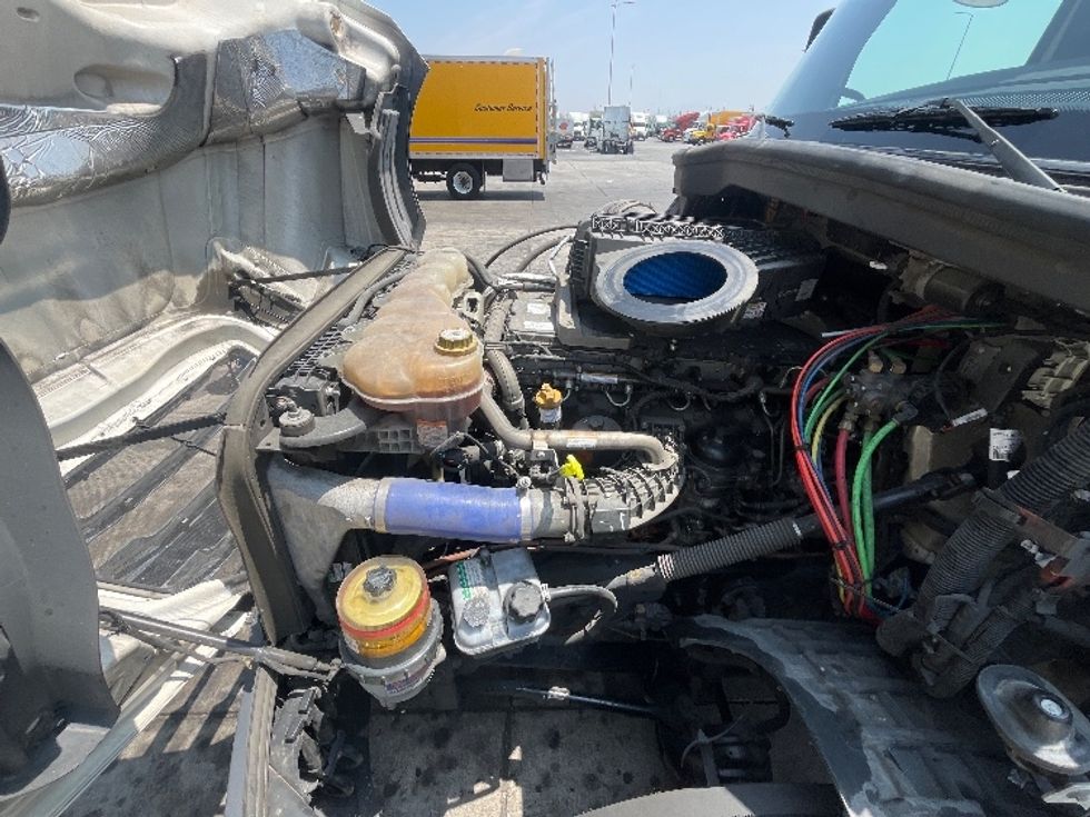 Day Cab Tractor-Heavy Duty Tractors-Freightliner-2022-T12642ST-Ontario-CA-558,752\n\t\tmiles-$ 58,500 - Image 16