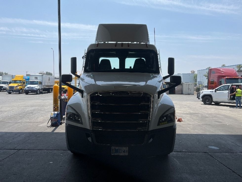 Day Cab Tractor-Heavy Duty Tractors-Freightliner-2022-T12642ST-Ontario-CA-558,752\n\t\tmiles-$ 58,500 - Image 2