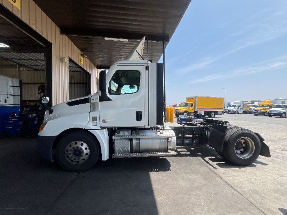 Day Cab Tractor-Heavy Duty Tractors-Freightliner-2022-T12642ST-Ontario-CA-558,752\n\t\tmiles-$ 58,500 - Image 4